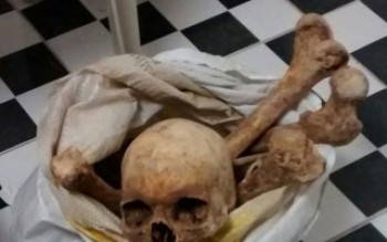 Homem entrega ossada humana na Defensoria Pública em Itaquá