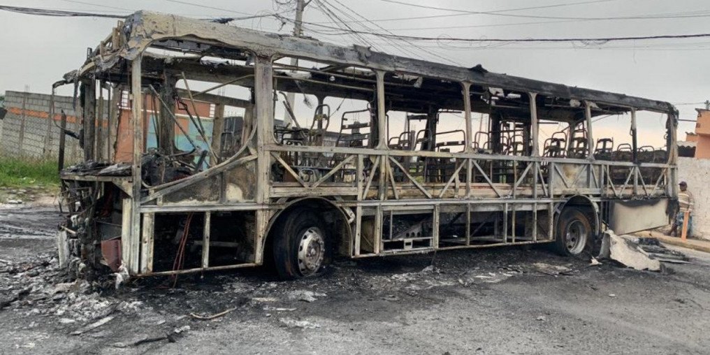 Ônibus é incendiado em Ferraz