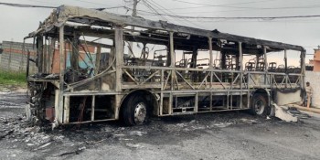Ônibus é incendiado em Ferraz