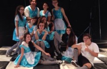 Cia. Serelep's encena "Ali Se Viu..." no Galpão