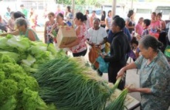 Cem famílias recebem alimentos