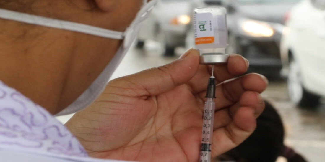 Idosos podem tomar a 4ª dose sem agendamento