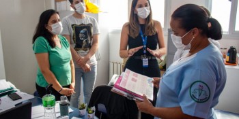 Secretaria entrega cartilhas sobre violência doméstica