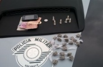 Menores são pegos com drogas em Jundiapeba