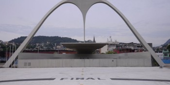 Grupos religiosos e carnavalescos fazem lavagem da Marquês de Sapucaí