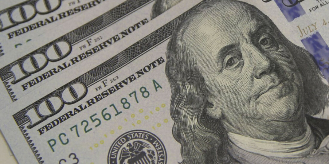 Dólar cai pela segunda vez seguida e volta a ficar abaixo de R$ 4,70