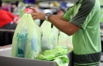 Consumidores resistem à cobrança por sacolinha plástica no comércio