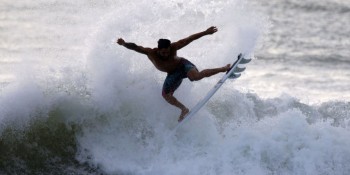 Italo Ferreira, Samuel Pupo e Filipe Toledo avançam em Bells Beach