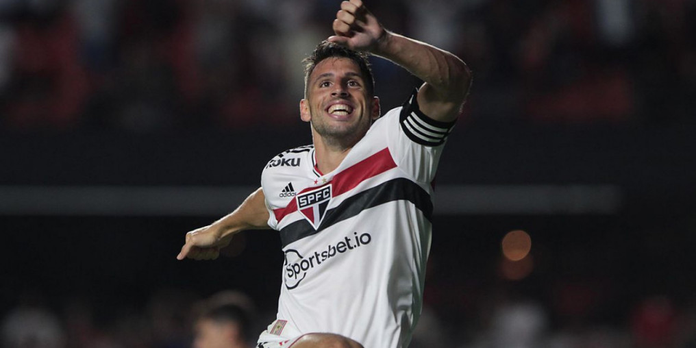 São Paulo goleia Athletico-PR e assume liderança do Brasileiro