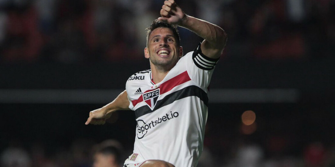 São Paulo goleia Athletico-PR e assume liderança do Brasileiro