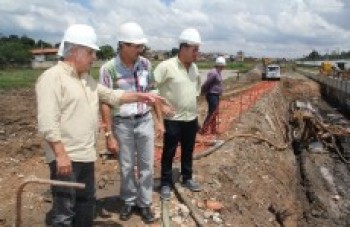 Piscinão irá movimentar 400 caminhões de terra por dia
