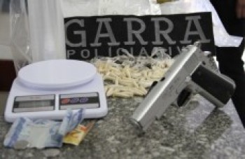 Homem é preso com drogas em Taiaçupeba