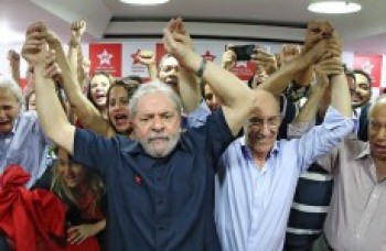 Lula depõe na PF e tem casa revistada