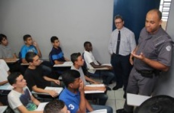 Legião Mirim recebe palestra do Proerd