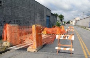 Trecho da rua Casarejos é interditado