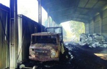 Fogo destrói um galpão em Itaquá