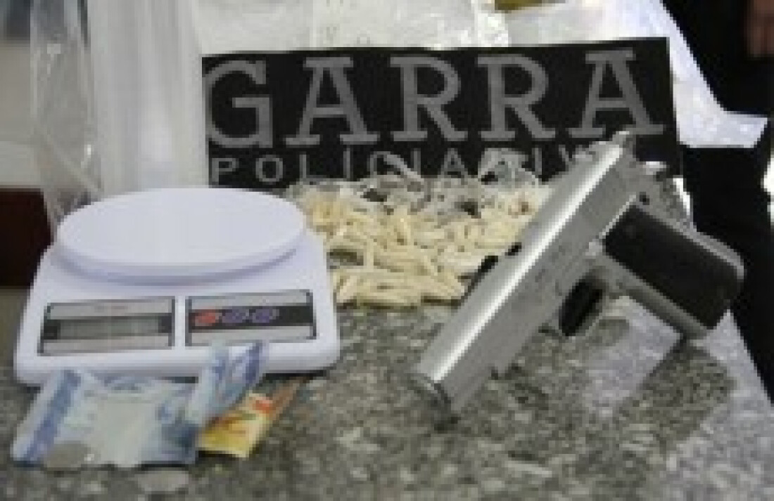 Jovem é preso com vários tipos de entorpecentes em Taiaçupeba