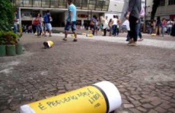 Caio Cunha distribui porta-bitucas no centro: