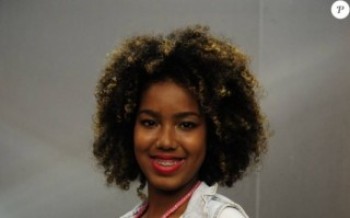 Lellêzinha mostra seu talento como Jeniffer