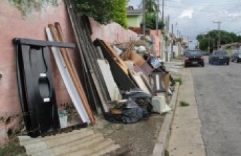 Móveis e entulho são depositados irregularmente em calçada: