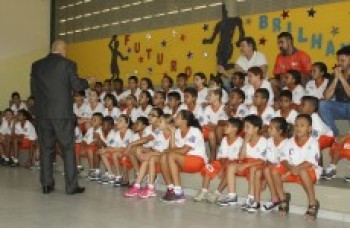 Futuro Brilhante distribui uniformes para os alunos