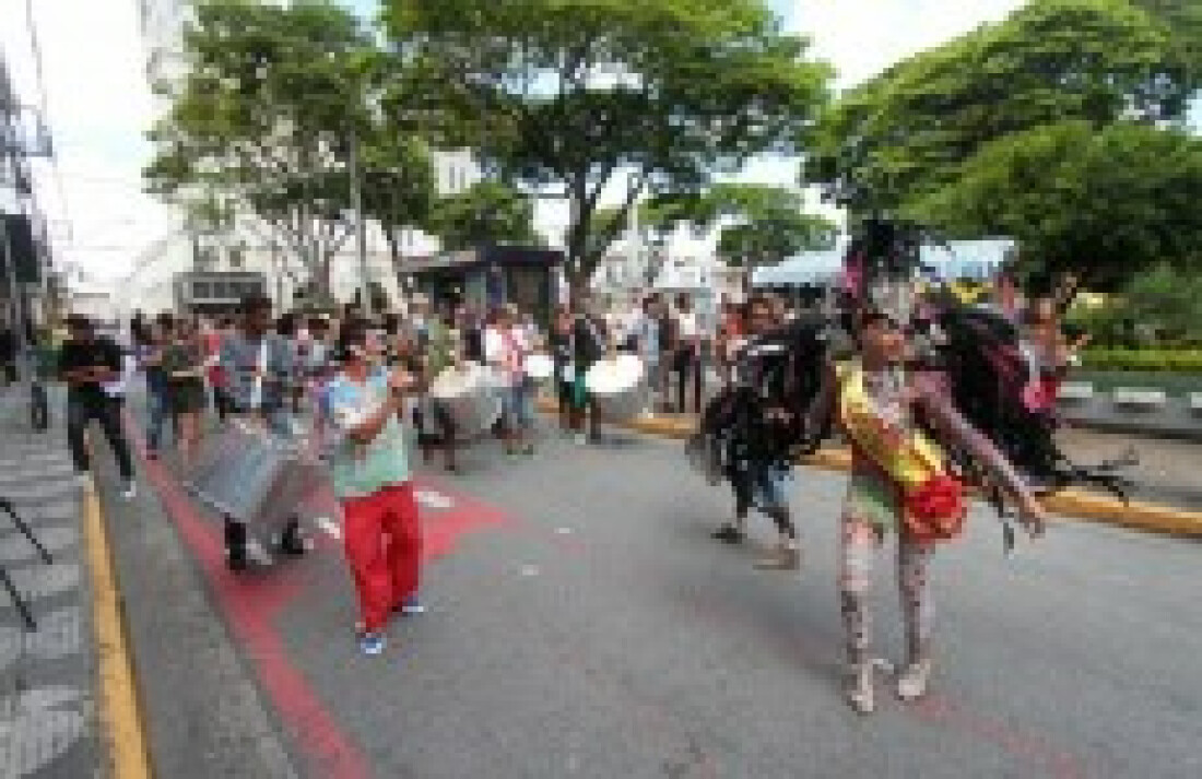 Marcha homenageia Dia Internacional da Mulher