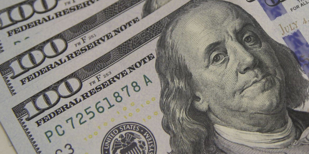 Dólar tem maior alta em três semanas com juros nos EUA