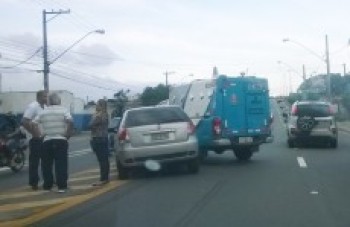 Carro da SAP bate e trânsito fica lento na sp-66: