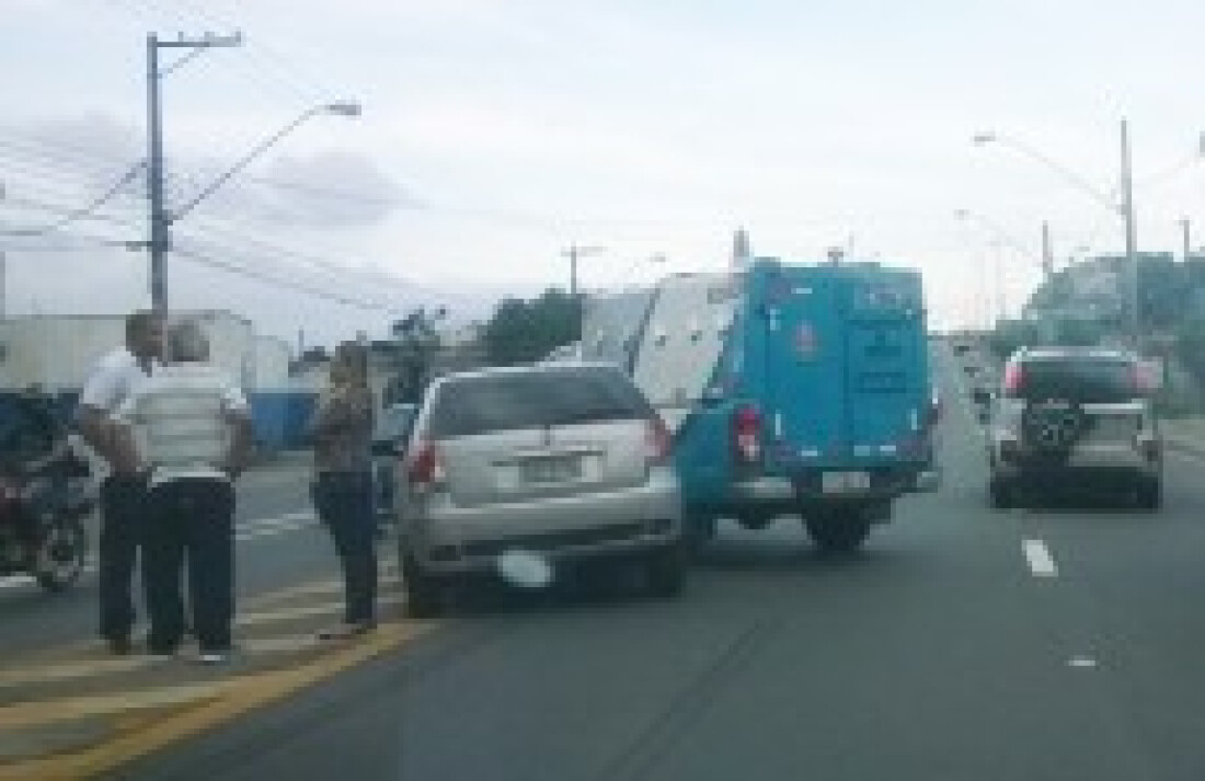 Carro da SAP bate e trânsito fica lento na sp-66: