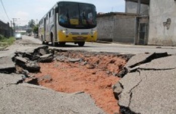 'Cratera' gera perigo para motoristas e pedestres