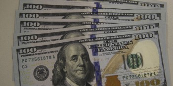 Dólar cai para R$ 4,60 e fecha no menor nível em dois anos