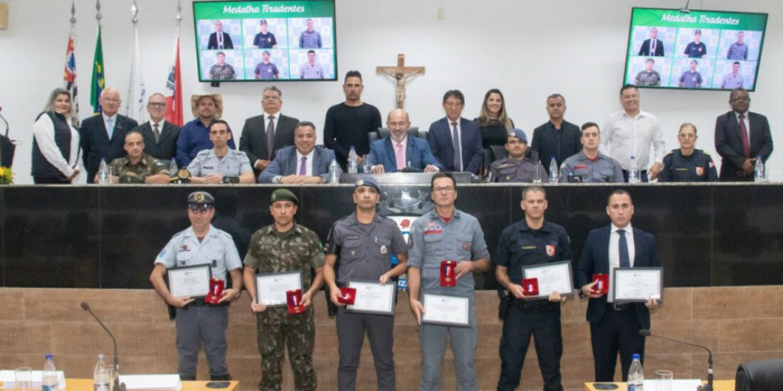 Câmara entrega Medalha Tiradentes em sessão solene