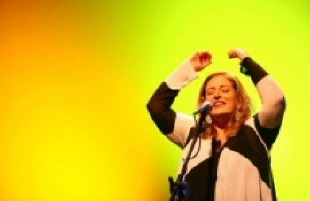 Consuelo de Paula canta em Mogi