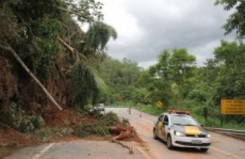 Deslizamento interdita parcialmente a Mogi-Guararema: