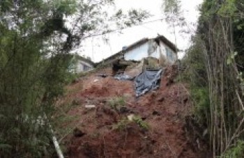 Deslizamento de terra destrói casa em Poá