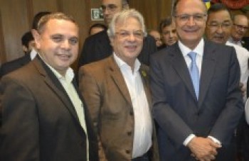 Prefeitura deve acelerar obras do teatro e do balneário: