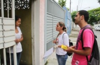 Mutirão contra a dengue faz ação na Vila Amorim
