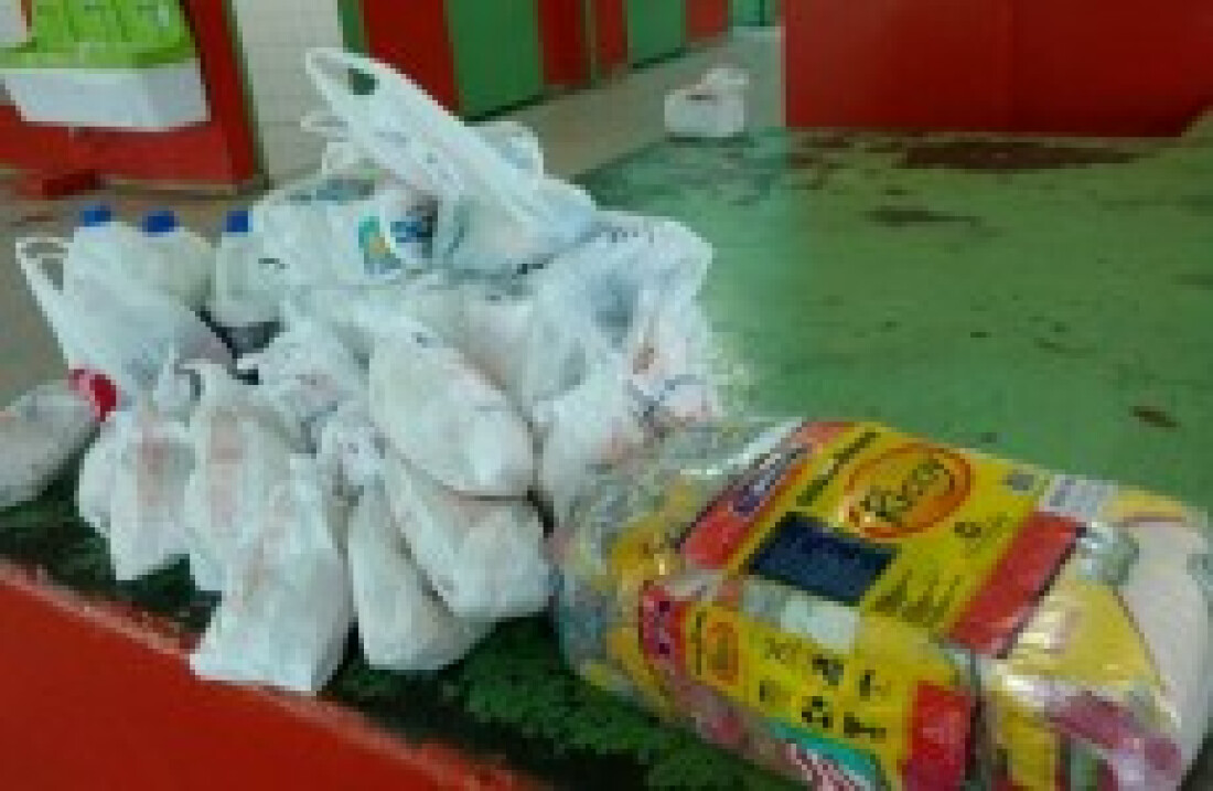 Voluntários recebem doações para vítimas de enchentes