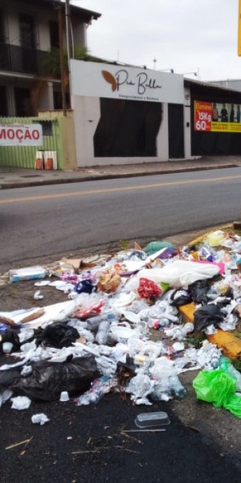 Moradores voltam a jogar lixo nas ruas