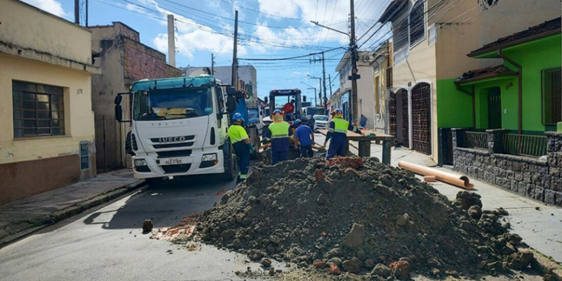 Rua Salvador Cabral será interditada para continuidade de obras de esgoto