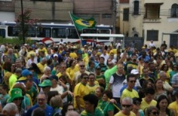 Protesto contra Dilma leva 15 mil pessoas para as ruas
