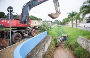 Duas máquinas vão fazer a limpeza dos córregos