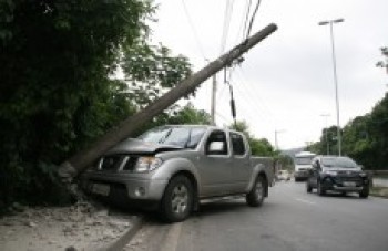 Caminhonete bate em poste na perimetral: