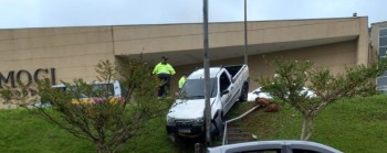 Carro bate no poste e fica pendurado em escadaria