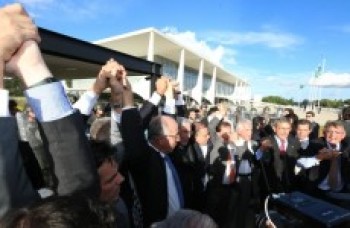 Oposicionistas protestam em frente ao Palácio do Planalto