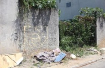 Prefeitura faz notificação a donos de terrenos sujos