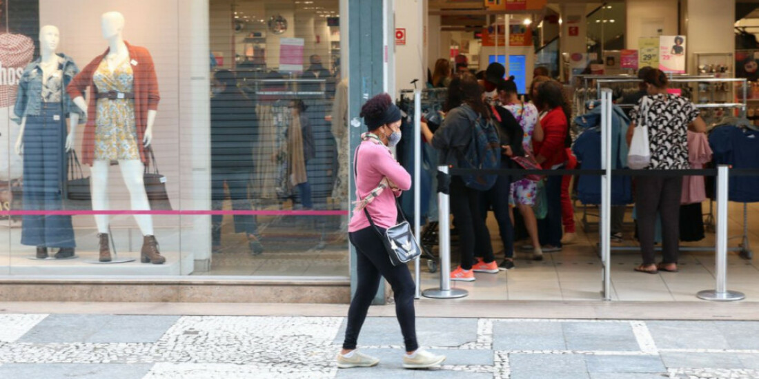 Intenção de consumo das famílias cresce pelo terceiro mês, diz CNC