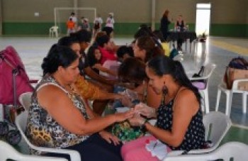 Alunos de curso aplicam conhecimento aulas de beleza: