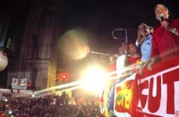 Lula defende democracia em ato na Paulista