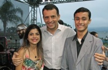 Jovens vivenciam o papel de um prefeito e vice-prefeito